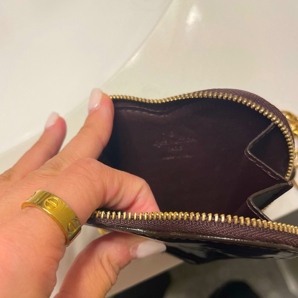 LOUIS VUITTON
Vernis Heart Coin Purse - Picture 6 of 8